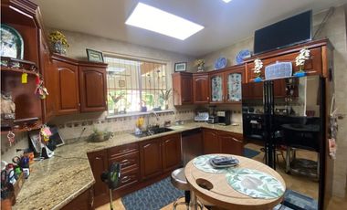 HOWARD / 1305 M2 / 4 HABITACION + SERVICIO / TERRAZA / BOHIO / JARDIN