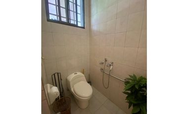 HOWARD / 1305 M2 / 4 HABITACION + SERVICIO / TERRAZA / BOHIO / JARDIN