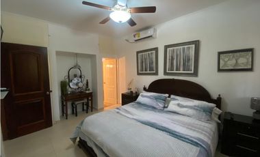 HOWARD / 1305 M2 / 4 HABITACION + SERVICIO / TERRAZA / BOHIO / JARDIN