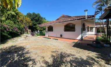 HOWARD / 1305 M2 / 4 HABITACION + SERVICIO / TERRAZA / BOHIO / JARDIN