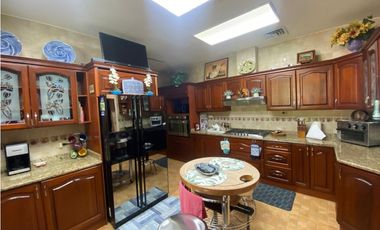 HOWARD / 1305 M2 / 4 HABITACION + SERVICIO / TERRAZA / BOHIO / JARDIN