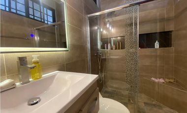 HOWARD / 1305 M2 / 4 HABITACION + SERVICIO / TERRAZA / BOHIO / JARDIN