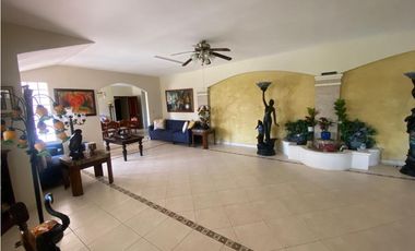 HOWARD / 1305 M2 / 4 HABITACION + SERVICIO / TERRAZA / BOHIO / JARDIN