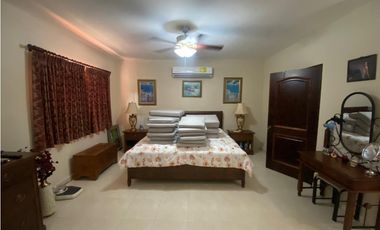 HOWARD / 1305 M2 / 4 HABITACION + SERVICIO / TERRAZA / BOHIO / JARDIN