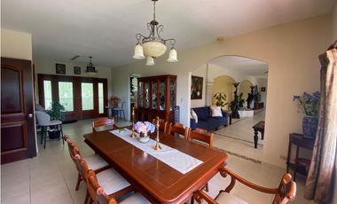 HOWARD / 1305 M2 / 4 HABITACION + SERVICIO / TERRAZA / BOHIO / JARDIN