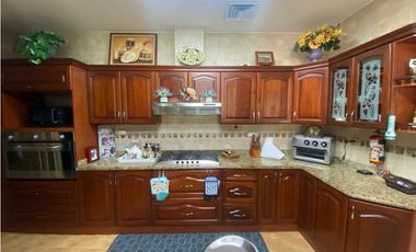 HOWARD / 1305 M2 / 4 HABITACION + SERVICIO / TERRAZA / BOHIO / JARDIN