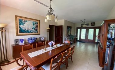 HOWARD / 1305 M2 / 4 HABITACION + SERVICIO / TERRAZA / BOHIO / JARDIN