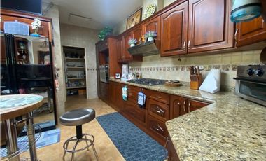 HOWARD / 1305 M2 / 4 HABITACION + SERVICIO / TERRAZA / BOHIO / JARDIN