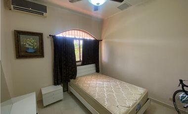 HOWARD / 1305 M2 / 4 HABITACION + SERVICIO / TERRAZA / BOHIO / JARDIN