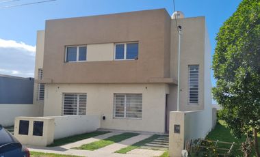 DUPLEX 3 AMBIENTES. BARRIO FELIX U. CAMET.