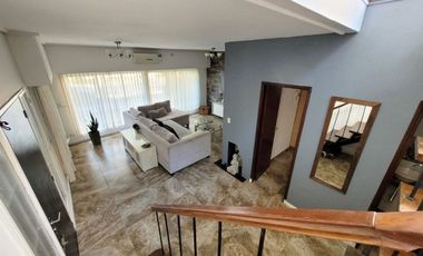 VENTA CASA 4 AMB. 2 COCHERAS, JARDÍN, DON BOSCO