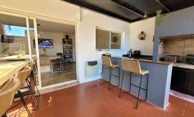 VENTA CASA 4 AMB. 2 COCHERAS, JARDÍN, DON BOSCO