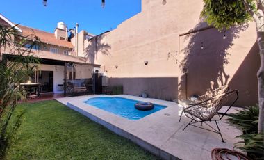 VENTA CASA 4 AMB. 2 COCHERAS, JARDÍN, DON BOSCO