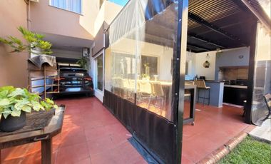 VENTA CASA 4 AMB. 2 COCHERAS, JARDÍN, DON BOSCO