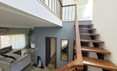 VENTA CASA 4 AMB. 2 COCHERAS, JARDÍN, DON BOSCO