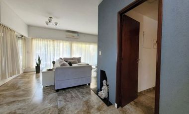 VENTA CASA 4 AMB. 2 COCHERAS, JARDÍN, DON BOSCO