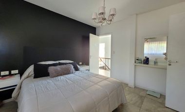 VENTA CASA 4 AMB. 2 COCHERAS, JARDÍN, DON BOSCO