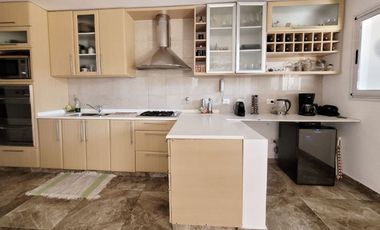 VENTA CASA 4 AMB. 2 COCHERAS, JARDÍN, DON BOSCO