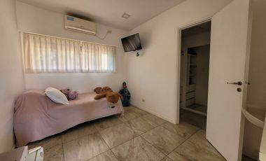 VENTA CASA 4 AMB. 2 COCHERAS, JARDÍN, DON BOSCO