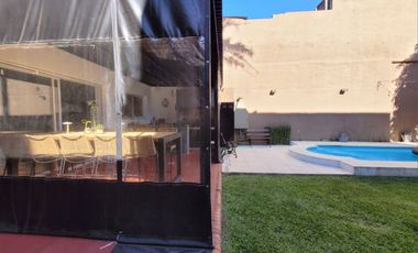 VENTA CASA 4 AMB. 2 COCHERAS, JARDÍN, DON BOSCO