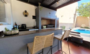 VENTA CASA 4 AMB. 2 COCHERAS, JARDÍN, DON BOSCO