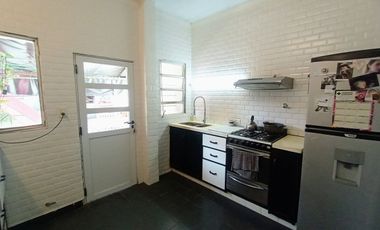 VENTA CASA 3 AMB CON PATIO Y COCHERA BERNAL
