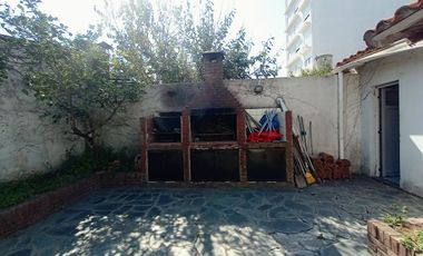 VENTA CASA 3 AMB CON PATIO Y COCHERA BERNAL
