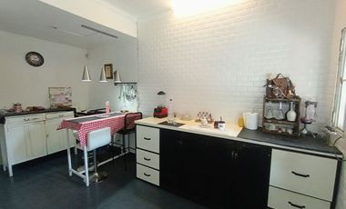 VENTA CASA 3 AMB CON PATIO Y COCHERA BERNAL