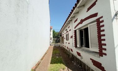 VENTA CASA 3 AMB CON PATIO Y COCHERA BERNAL