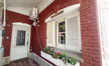 VENTA CASA 3 AMB CON PATIO Y COCHERA BERNAL
