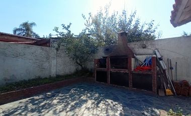 VENTA CASA 3 AMB CON PATIO Y COCHERA BERNAL