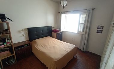 VENTA CASA 3 AMB CON PATIO Y COCHERA BERNAL