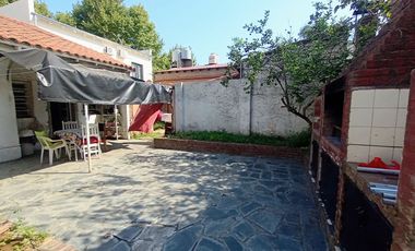 VENTA CASA 3 AMB CON PATIO Y COCHERA BERNAL