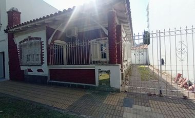 VENTA CASA 3 AMB CON PATIO Y COCHERA BERNAL