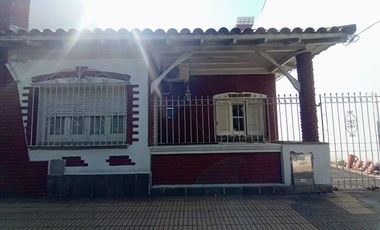VENTA CASA 3 AMB CON PATIO Y COCHERA BERNAL