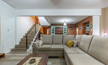 VENTA CASA 5 AMBIENTES GOLF VILLA ADELINA