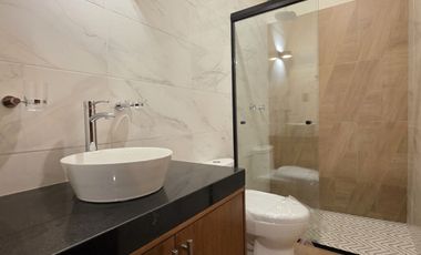 RESIDENCIA EN VENTA, 2 PLANTAS, 3 RECÁMARAS, 3.5 BAÑOS, COCHERA PARA 2 AUTOS