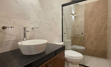 RESIDENCIA EN VENTA, 2 PLANTAS, 3 RECÁMARAS, 3.5 BAÑOS, COCHERA PARA 2 AUTOS