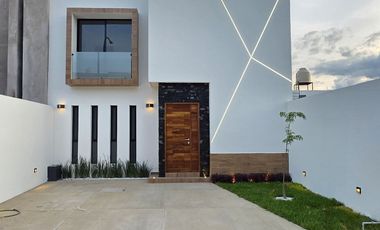 RESIDENCIA EN VENTA, 2 PLANTAS, 3 RECÁMARAS, 3.5 BAÑOS, COCHERA PARA 2 AUTOS