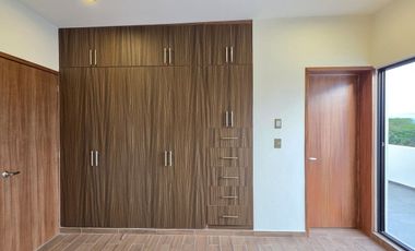 RESIDENCIA EN VENTA, 2 PLANTAS, 3 RECÁMARAS, 3.5 BAÑOS, COCHERA PARA 2 AUTOS