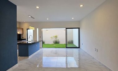 RESIDENCIA EN VENTA, 2 PLANTAS, 3 RECÁMARAS, 3.5 BAÑOS, COCHERA PARA 2 AUTOS