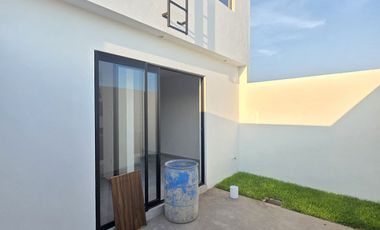 CASA EN VENTA DE 2 PLANTAS, 3 RECÁMARAS, 2.5 BAÑOS, COCHERA PARA 2 AUTOS