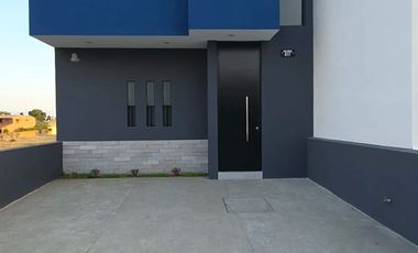 CASA EN VENTA DE 2 PLANTAS, 3 RECÁMARAS, 2.5 BAÑOS, COCHERA PARA 2 AUTOS