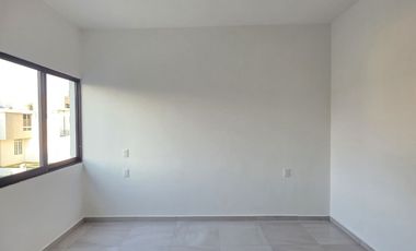 CASA EN VENTA DE 2 PLANTAS, 3 RECÁMARAS, 2.5 BAÑOS, COCHERA PARA 2 AUTOS
