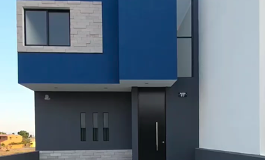 CASA EN VENTA DE 2 PLANTAS, 3 RECÁMARAS, 2.5 BAÑOS, COCHERA PARA 2 AUTOS