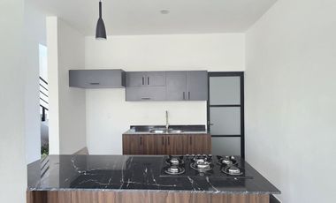 CASA EN VENTA DE 2 PLANTAS, 3 RECÁMARAS, 2.5 BAÑOS, COCHERA PARA 2 AUTOS