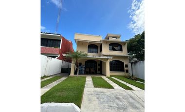 Hermosa Residencia con Alberca y Jacuzzi en Tulipanes