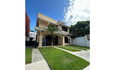 Hermosa Residencia con Alberca y Jacuzzi en Tulipanes