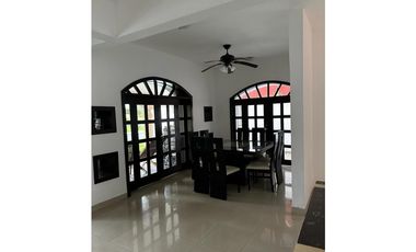 Hermosa Residencia con Alberca y Jacuzzi en Tulipanes