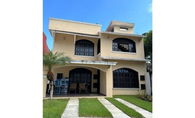 Hermosa Residencia con Alberca y Jacuzzi en Tulipanes